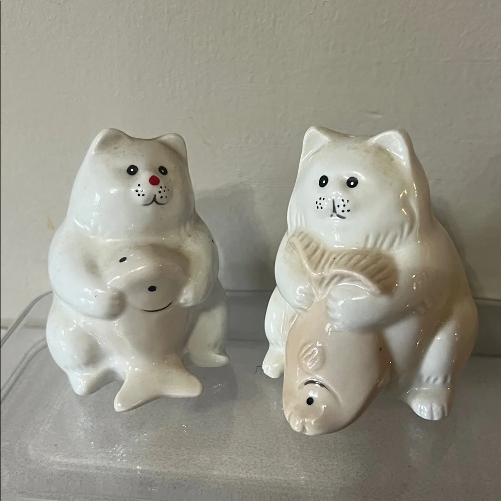 Cat salt and pepper set Vintage White and Cream Cat Figurines